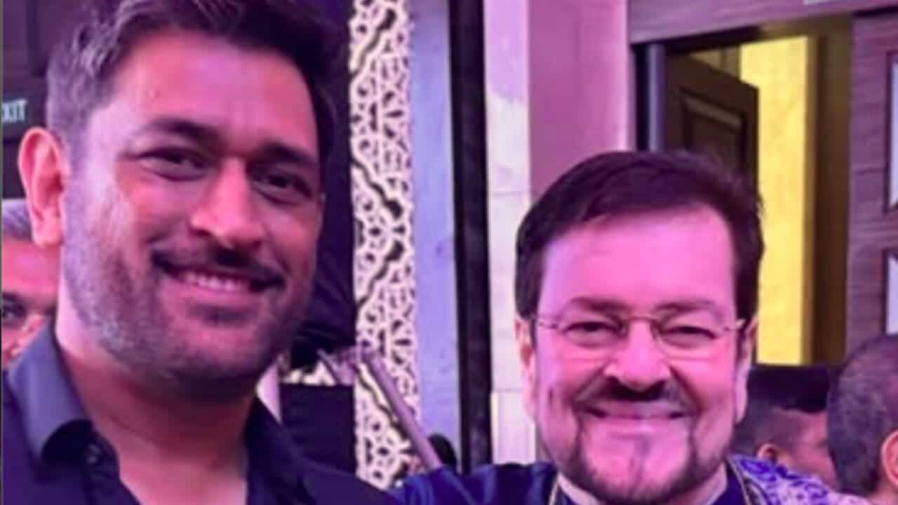 MS Dhoni Meets Nitin Mukesh; Cricketer Sings 'Main Pal Do Pal Ka Shayar Hoon'