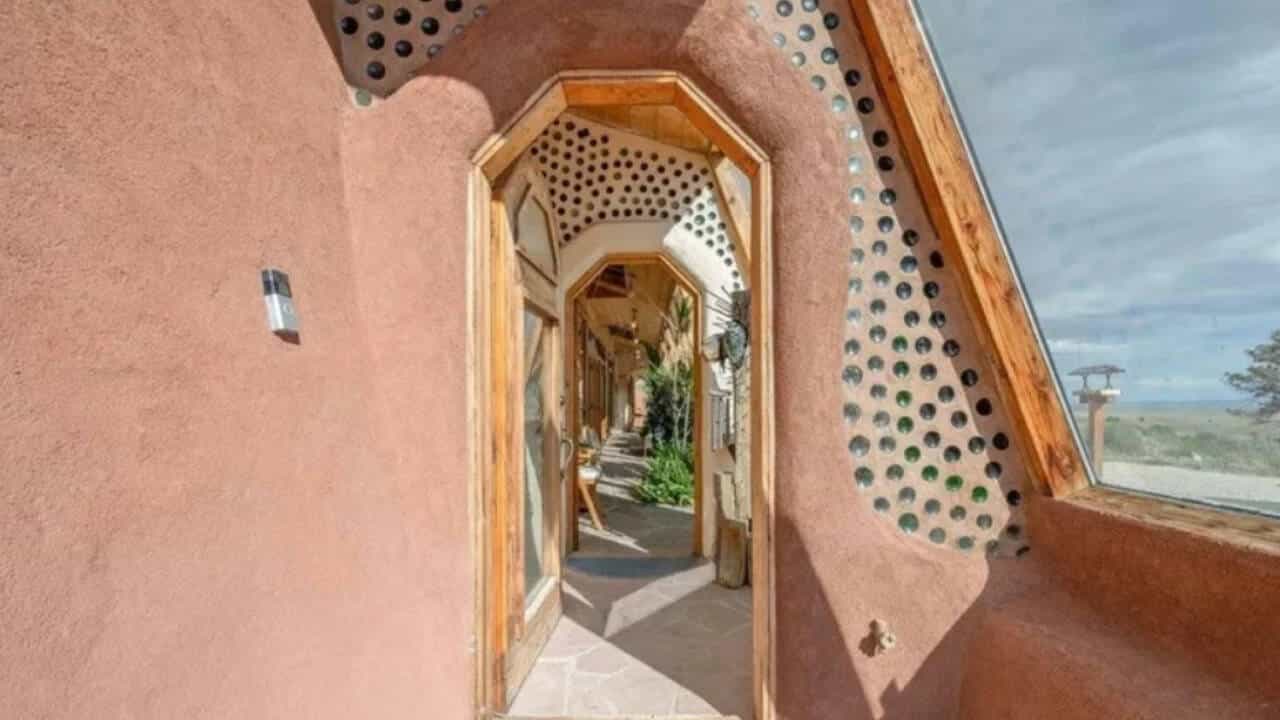 वायोमिंग में 1,343 टायरों से बना अर्थशिप घर $625,000 में बिक्री के लिए