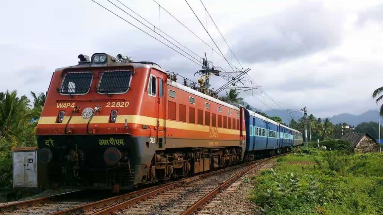 भारतीय रेलवे को इंजन की कमी का सामना, यात्री ट्रेनों में देरी