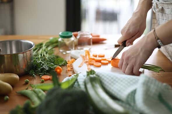 GP Warns Against Using Plastic Chopping Boards Due to Health Risks