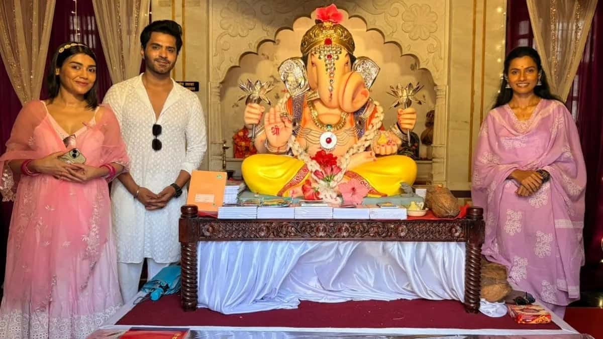 आरती बिराजदार ने सह-कलाकारों के साथ गणपति पंडाल का दौरा किया