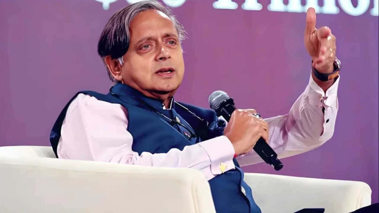 शशि थरूर ने पीएम मोदी के जन्मदिन की शुभकामनाओं में व्याकरण की गलती स्वीकार की