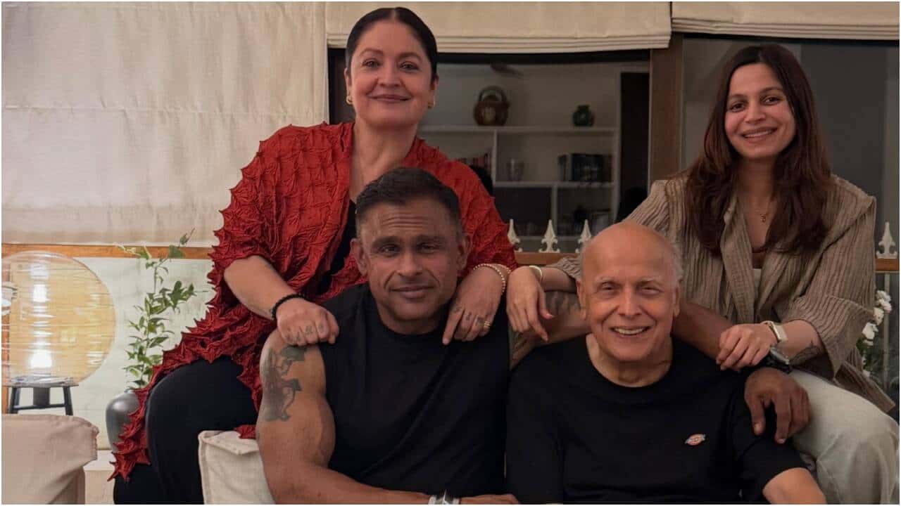 महेश भट्ट ने परिवार के साथ 78वां जन्मदिन मनाया, आलिया और रणबीर अनुपस्थित