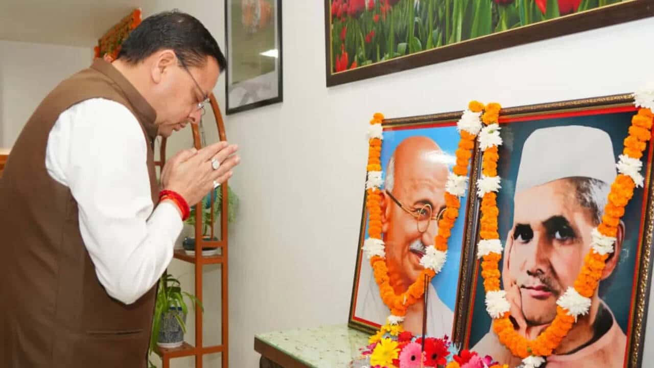 उत्तराखंड के मुख्यमंत्री पुष्कर धामी ने गांधी और शास्त्री को उनकी जयंती पर श्रद्धांजलि दी