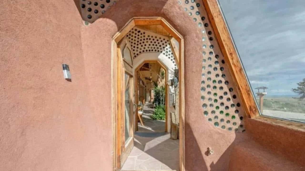 वायोमिंग में 1,343 टायरों से बना अर्थशिप घर $625,000 में बिक्री के लिए