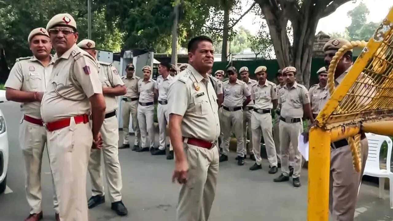 Delhi Police to Identify Protesters Accused of Assaulting Officers