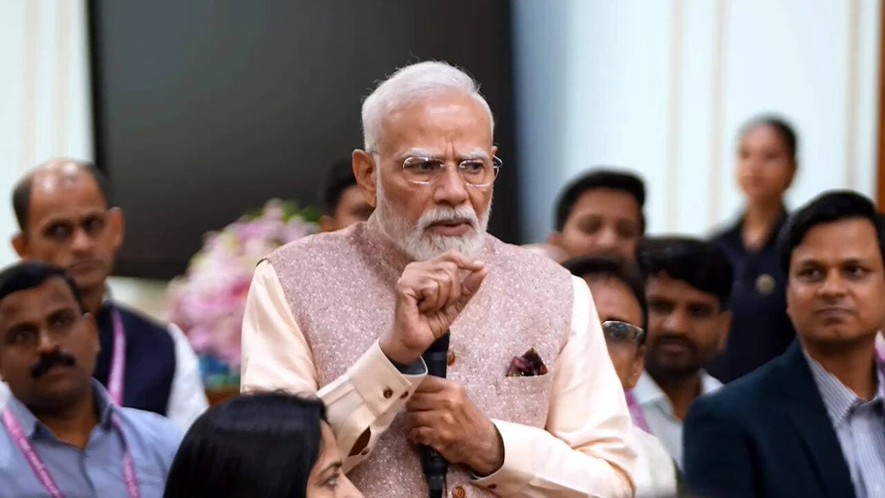 टीचर्स डे पर पीएम मोदी ने पाठ्यपुस्तकों से परे जुड़ने का आग्रह किया