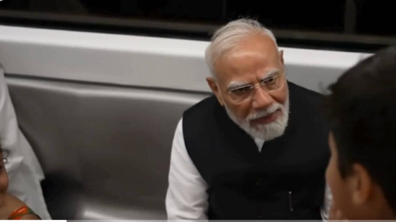 पीएम मोदी ने दिल्ली के एसआरसीसी के लिए मेट्रो की सवारी की, छात्रों से बातचीत की