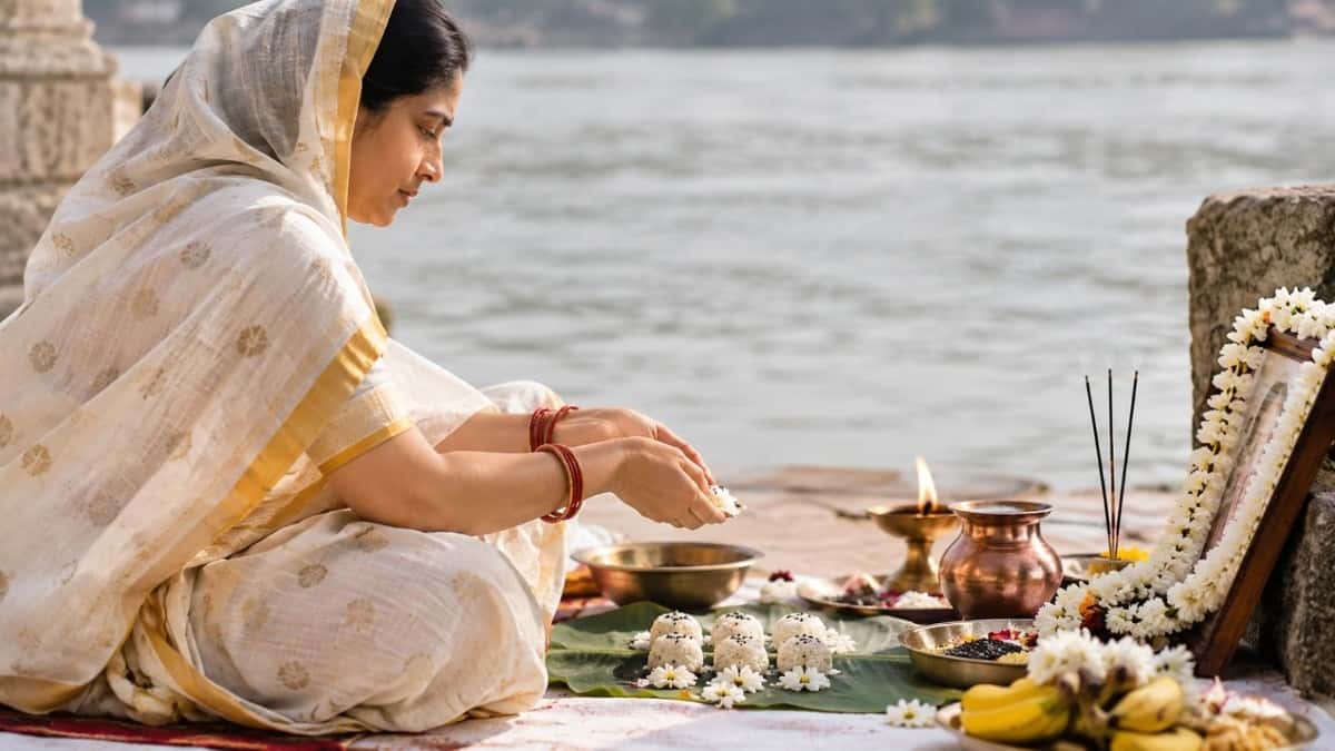 गरुड़ पुराण: क्या महिलाएं श्राद्ध तर्पण या पिंडदान कर सकती हैं?