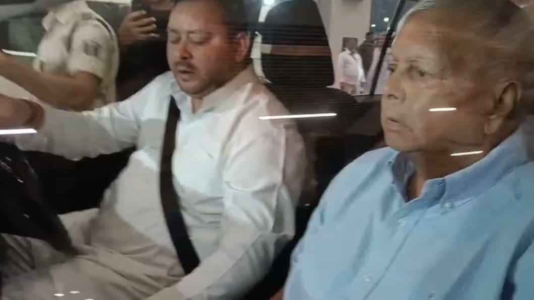 तेजस्वी ने पटना एयरपोर्ट से माता-पिता को घर पहुँचाया
