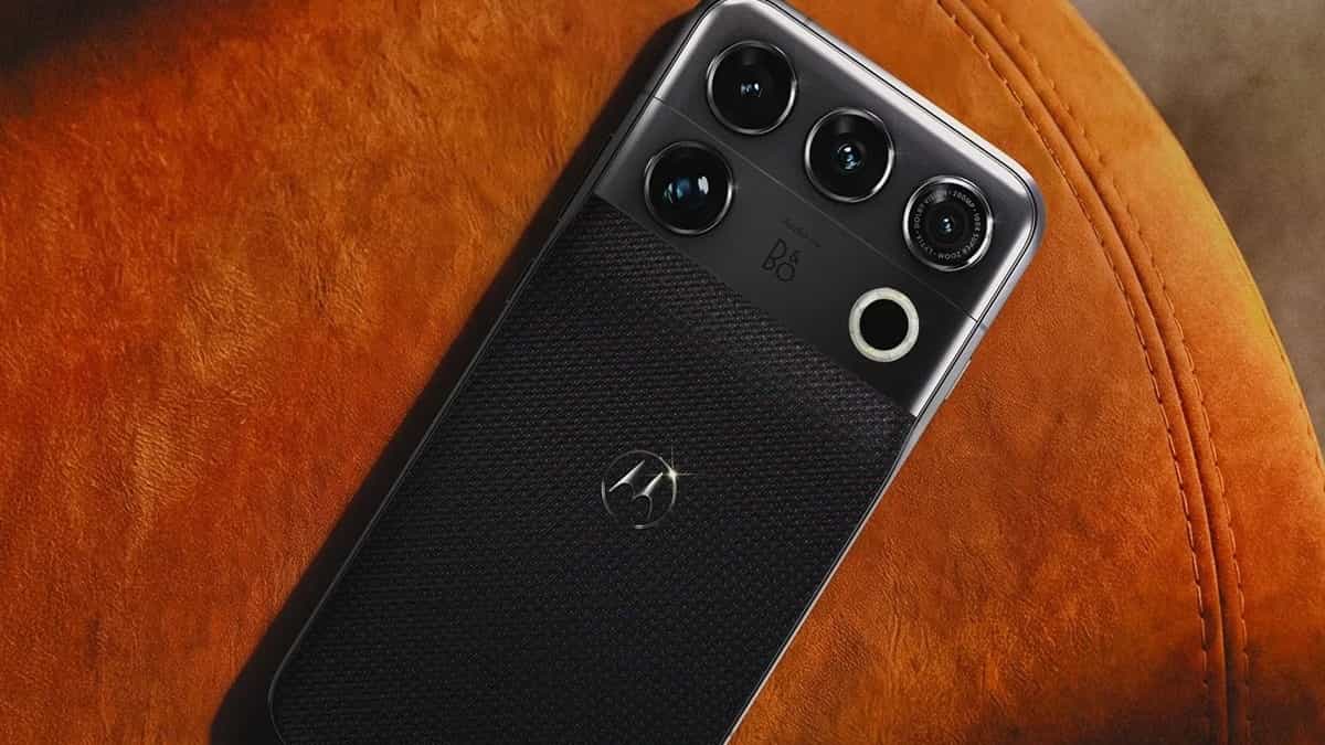 मोटोरोला ने इंडिया मोबाइल कांग्रेस 2026 में सिग्नेचर 27 स्मार्टफोन लॉन्च किया