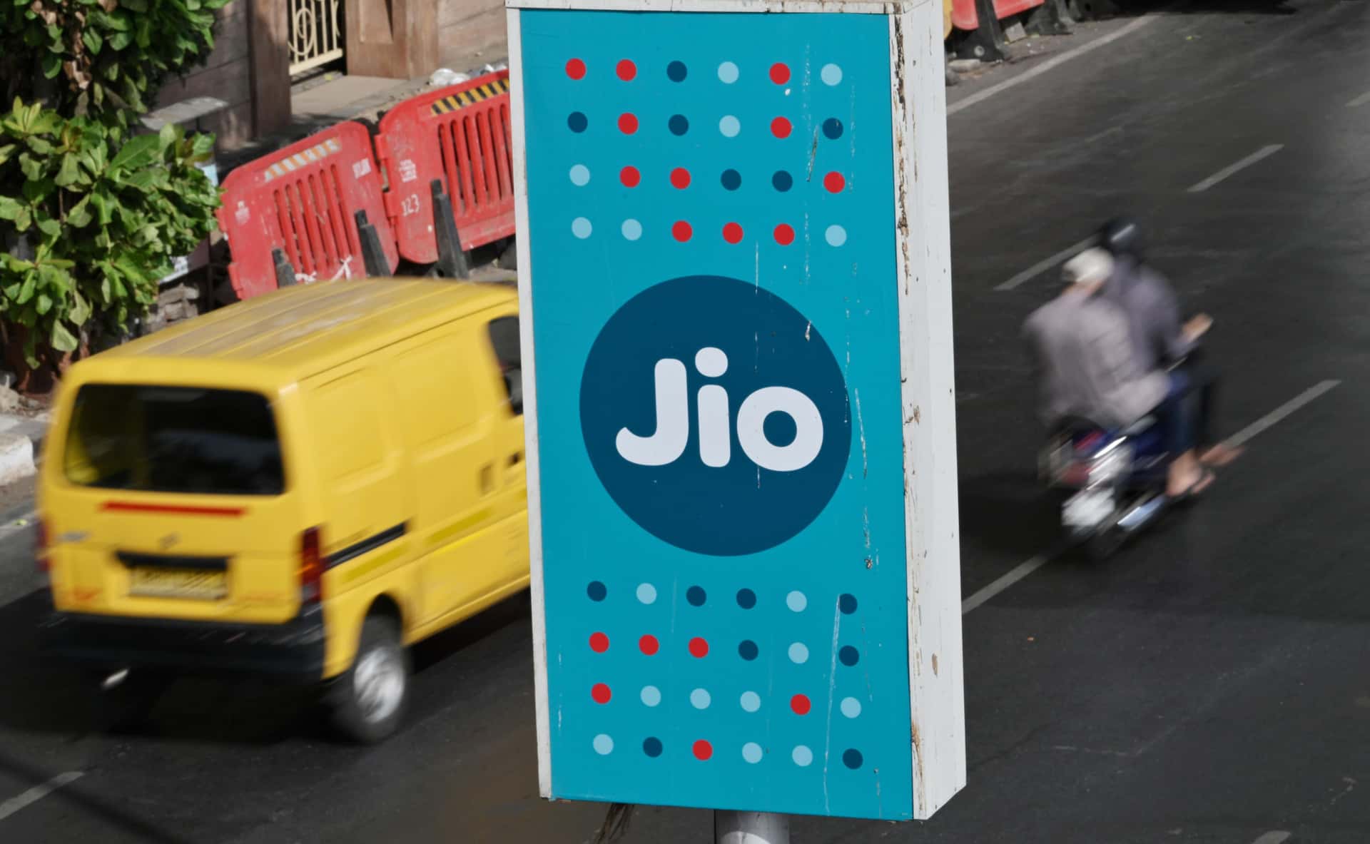 Reliance Offers Cheaper Access to Jio After Telecom Unit's Listing